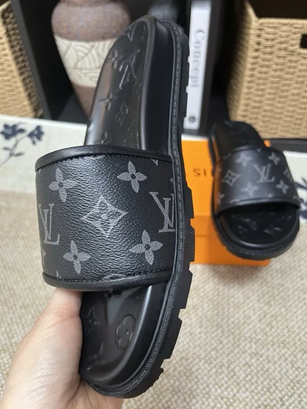 P270🏆Louis Vuitton 🏆[Louis Vuitton] Spring/Summer 2025 [Men's Flip Flops] 🎯🎯As an active family in the fashion industry ⭐ Lv is characterized by bold innovation ⚡Create this casual business style for Chinese fashionable men ✨The fabric is made of imported high-grade cowhide 🔥 Clean and neat ⚡Fashionable and elegant🌹Breathable, sweat-absorbent and deodorant👈So luxurious, high-end and domineering. 👍Must be sold if you repost the picture. Number of yards: 38--46. Color: 🎉 For large quantities. Welcome to repost.